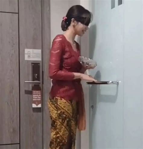 sek kebaya merah|Video Panas Wanita Kebaya Merah Viral di Media Sosial, Begini。